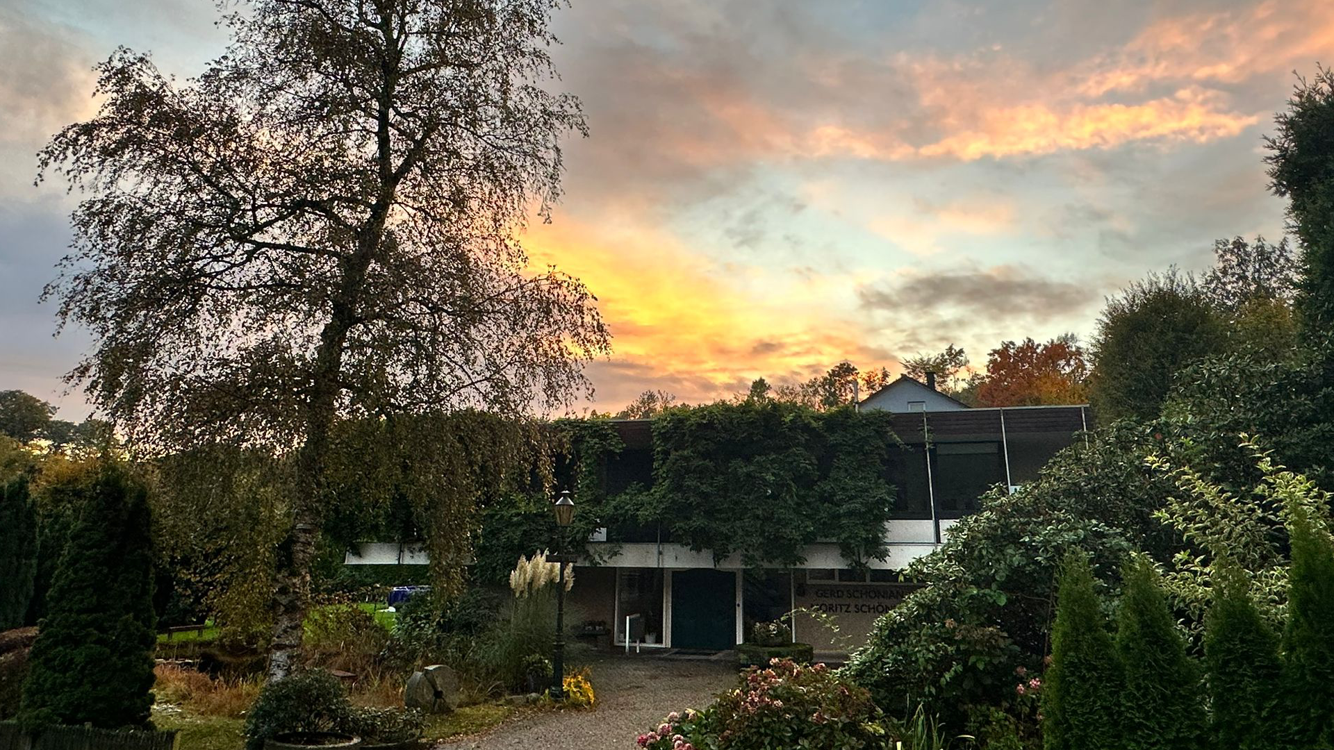 Bild zeigt Sonnenuntergang über dem Büro der Schönian & Brühne GmbH & Co. KG