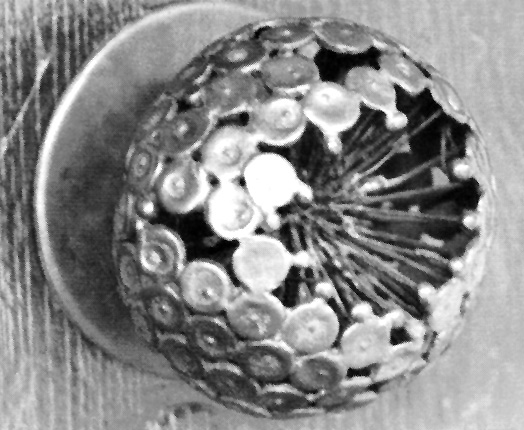 Verzierter historischer Türknauf aus Metall.