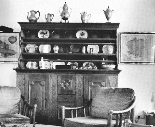 Historischer Besprechungsraum mit Holzschrank und Tischgruppe.